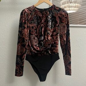 Nwot House of Harlow Revolve Olivia bodysuit in Noir paisley